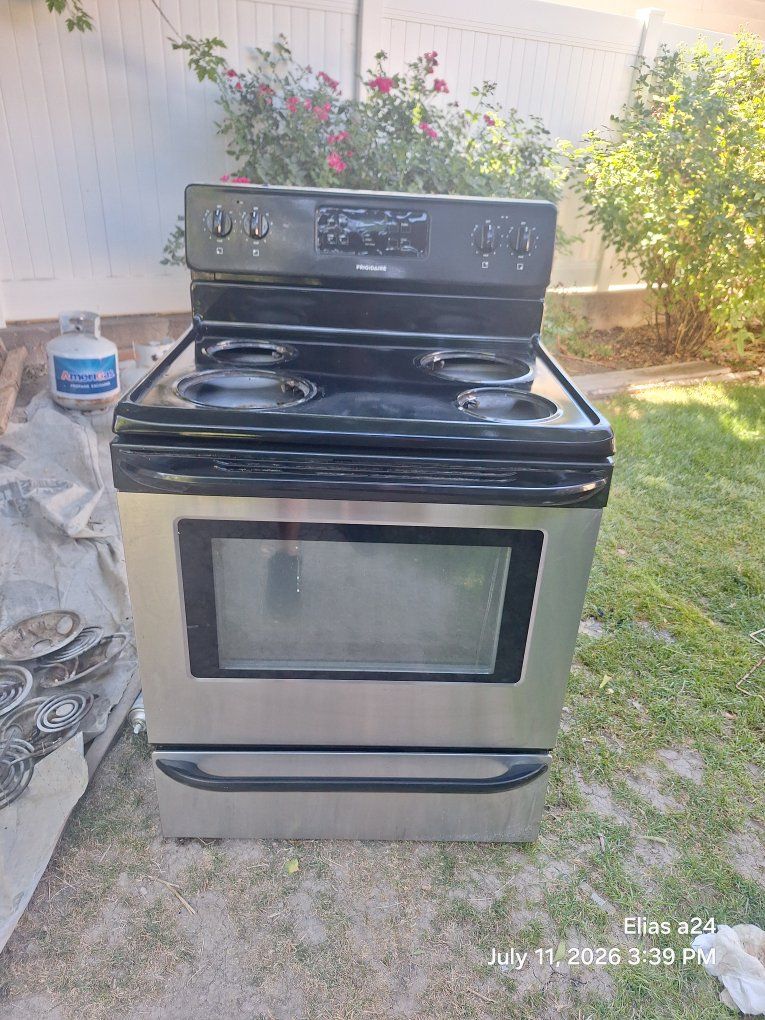 Frigidaire Electric Range: Stainless Steel & Black 4-Burner Electric Stove/Oven