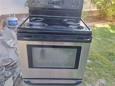 Frigidaire Electric Range: Stainless Steel & Black 4-Burner Electric Stove/Oven