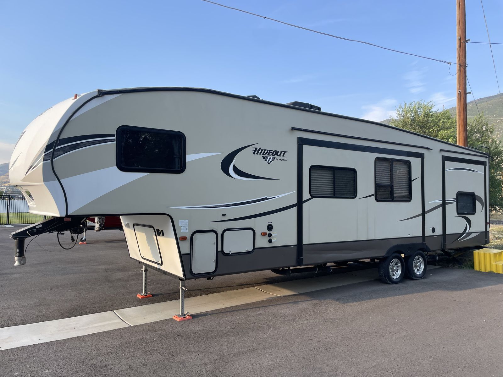 SALE PENDING 2017 Keystone Hideout 308BHDS