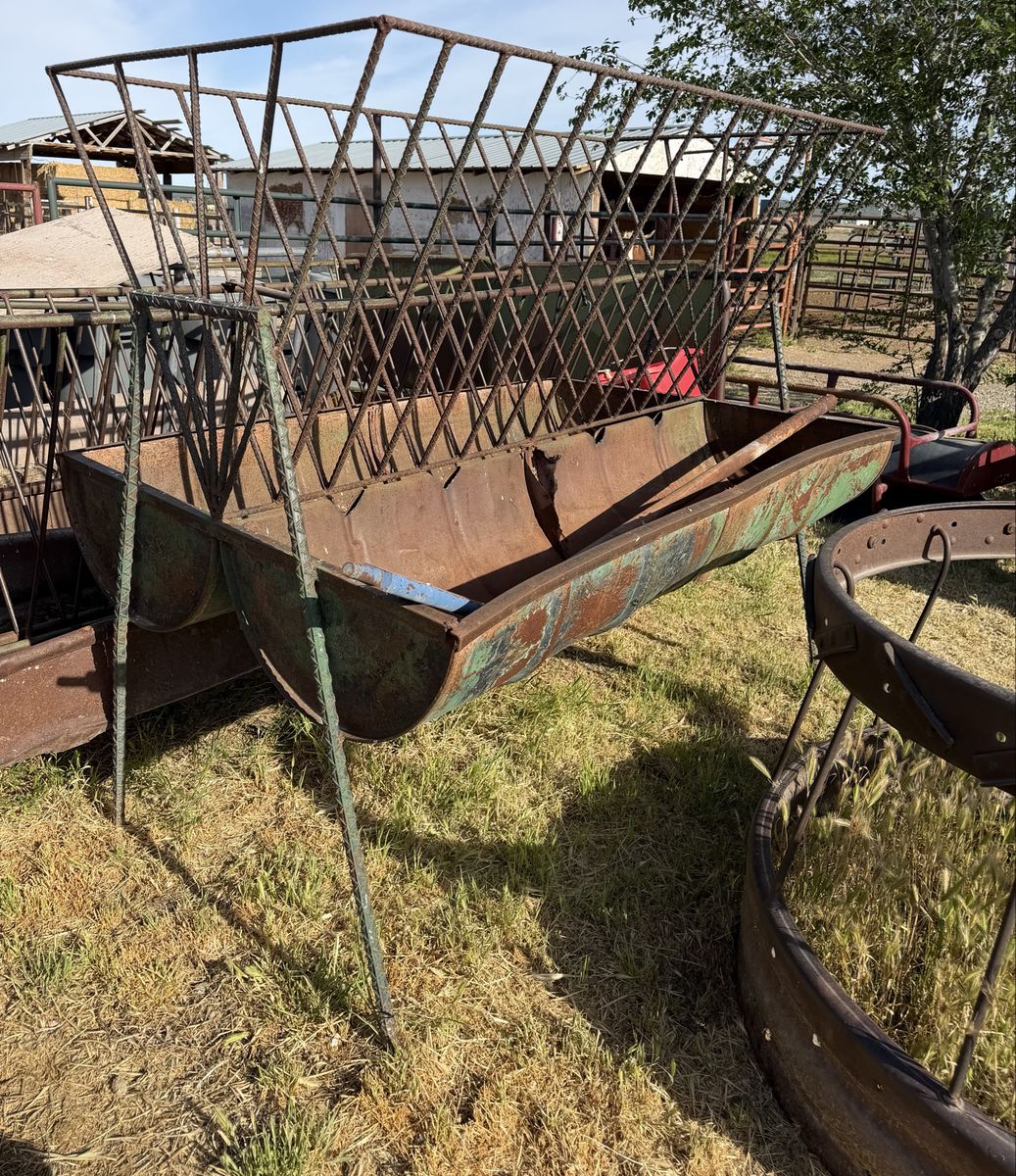 Horse feeder