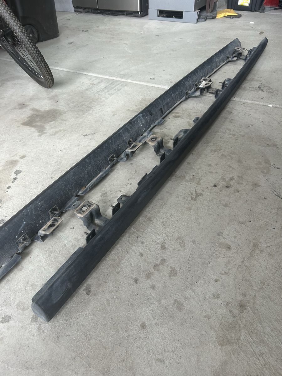 Jeep Gladiator oem rock sliders