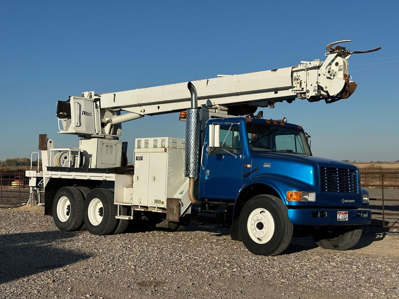 2000 Intl 4900 w/ Altec Digger Derrick Crane Truck