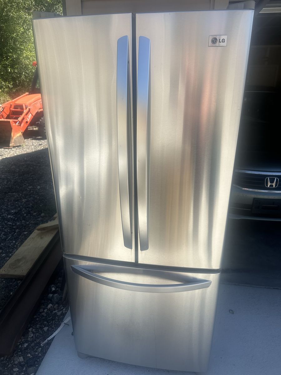 LG Stainless Steel French Door Refrigerator with Bottom Freezer