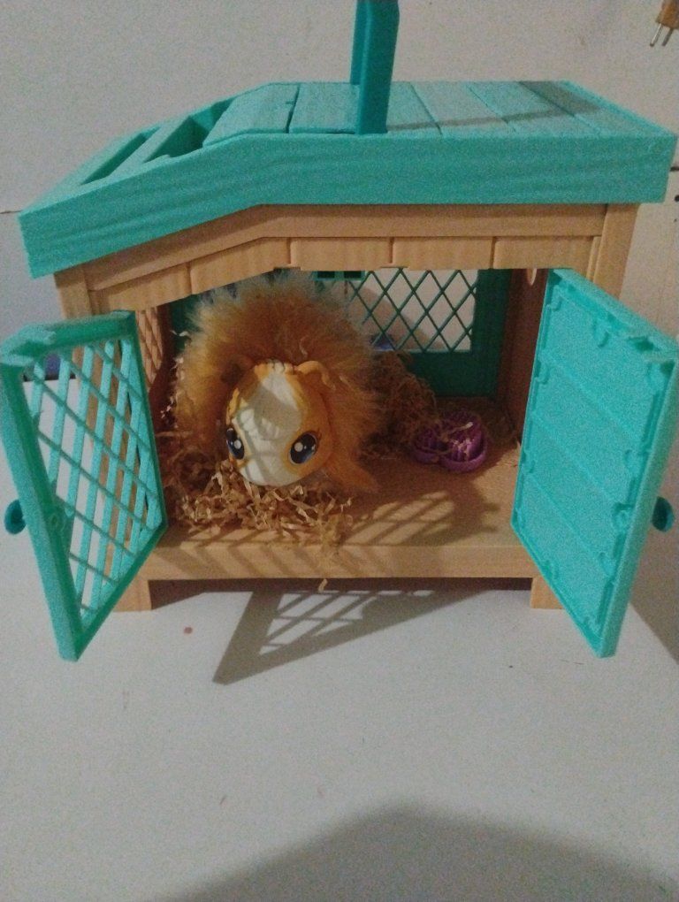 FUNDRAISER-Zhu Zhu Pets guinea pig House Playset with 3 baby guinea pigs, one momma guinea pig and Accessories. right door hinge