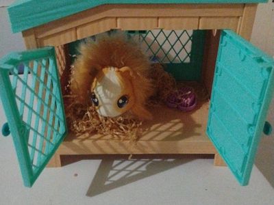 FUNDRAISER-Zhu Zhu Pets guinea pig House Playset with 3 baby guinea pigs, one momma guinea pig and Accessories. right door hinge