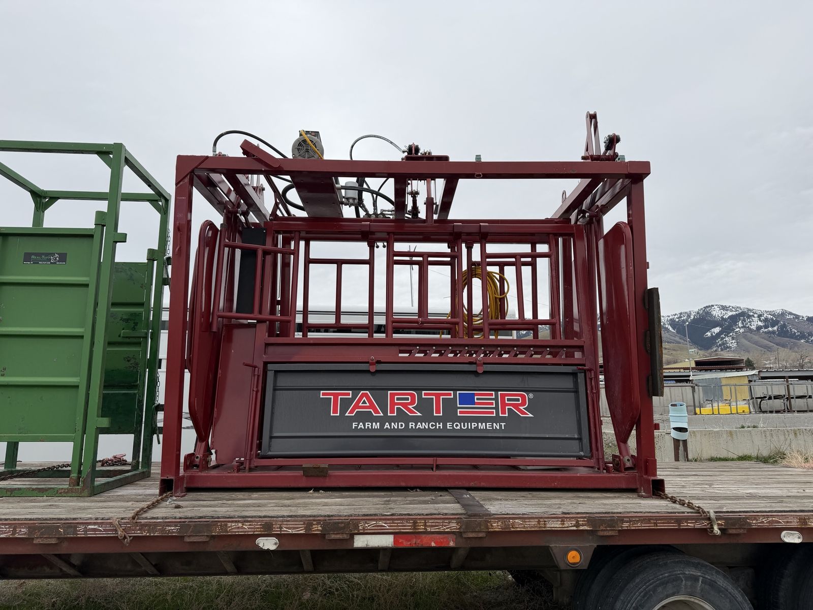 Tarter hydraulic cattle chute