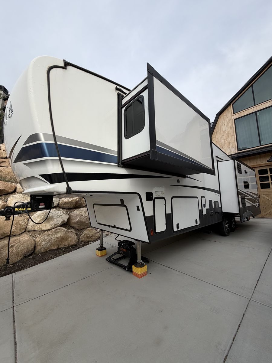 Used 2021 Keystone Arcadia Fifth Wheel