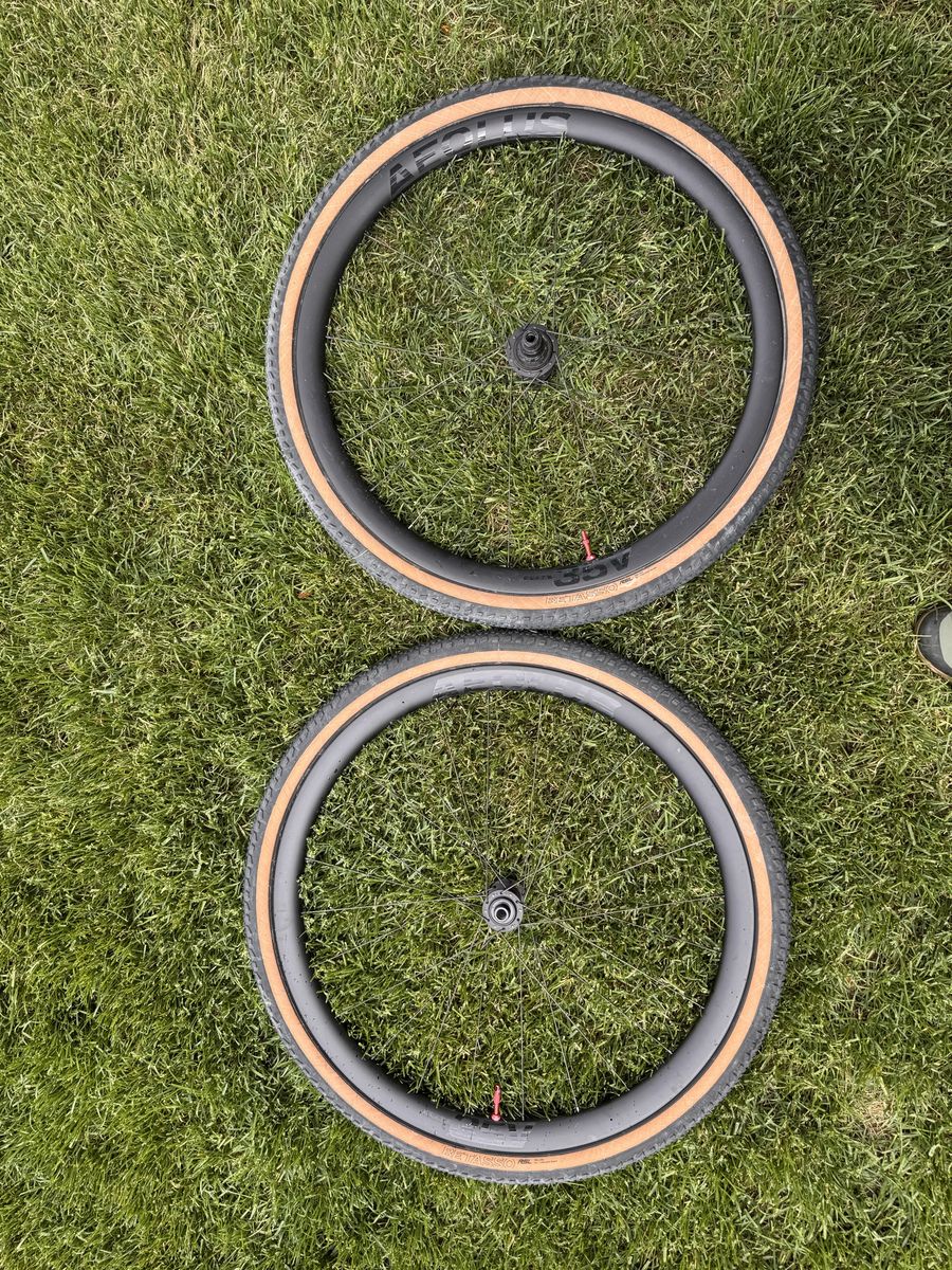 Carbon gravel wheel set