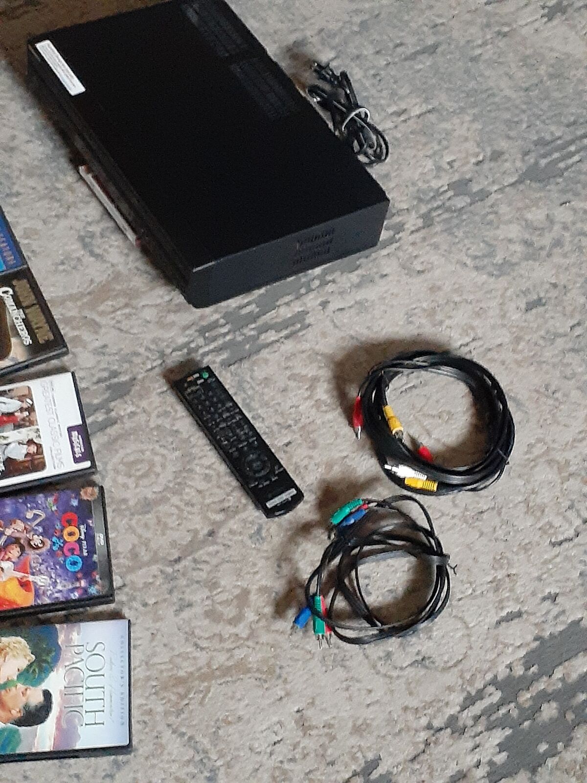 'SONY' DVD/VIDEO PLAYER AND DISCS