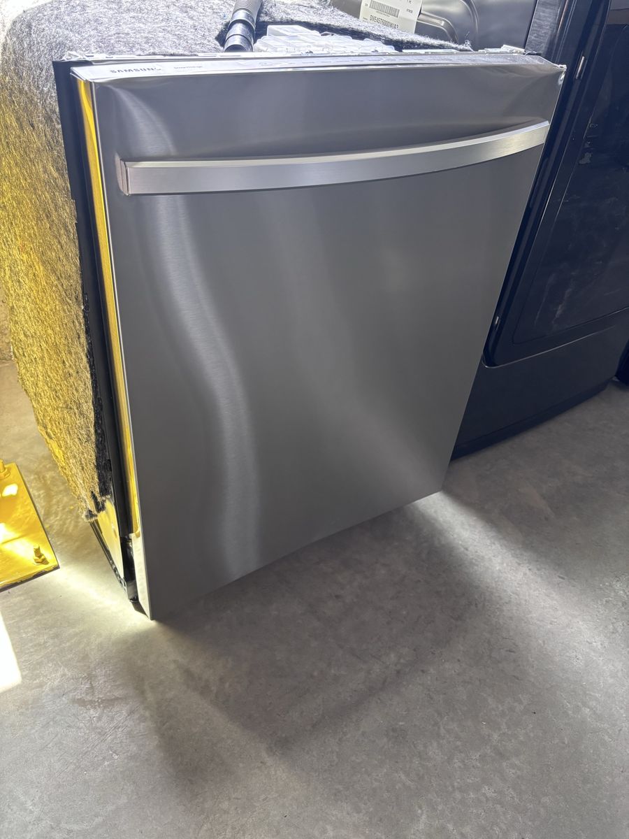 New Samsung 24”dishwasher with 3rd rack
