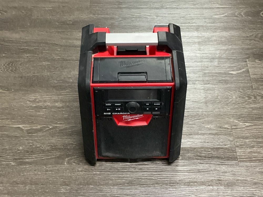 MILWAUKEE BLUETOOTH JOBSITE RADIO AND M18 CHARGER (TOOL ONLY)
