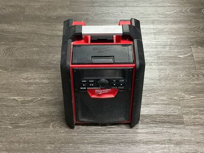 MILWAUKEE BLUETOOTH JOBSITE RADIO AND M18 CHARGER (TOOL ONLY)