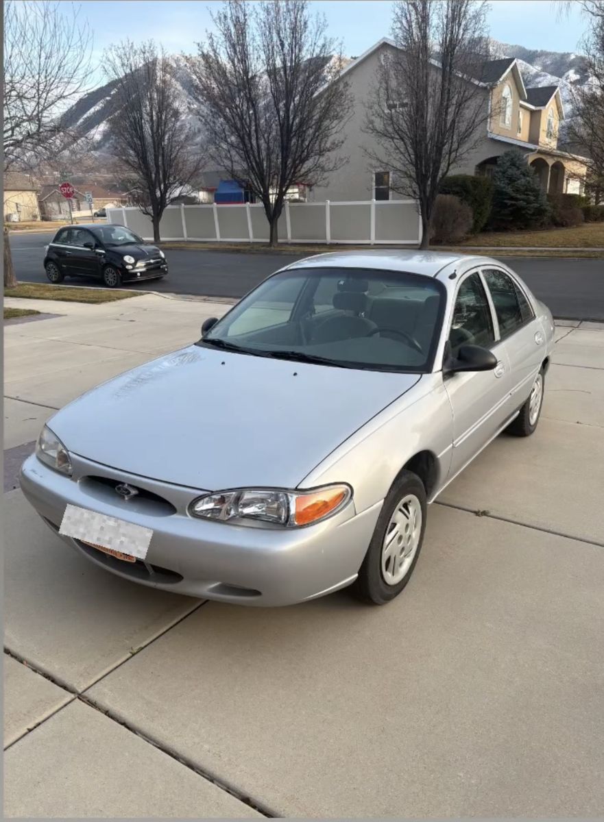 2002 FORD ESCORT SE