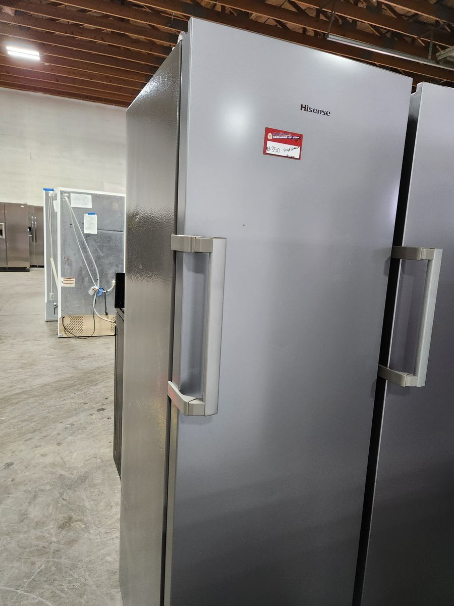 LIKE NEW! HISENSE 10.2 CF FRIDGE/FREEZER