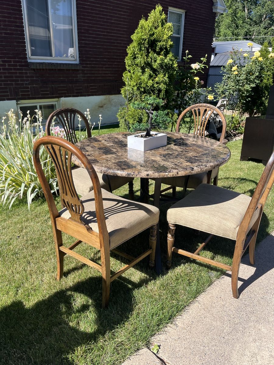 Very nice Dining table set