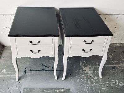 Set of 2 nightstands