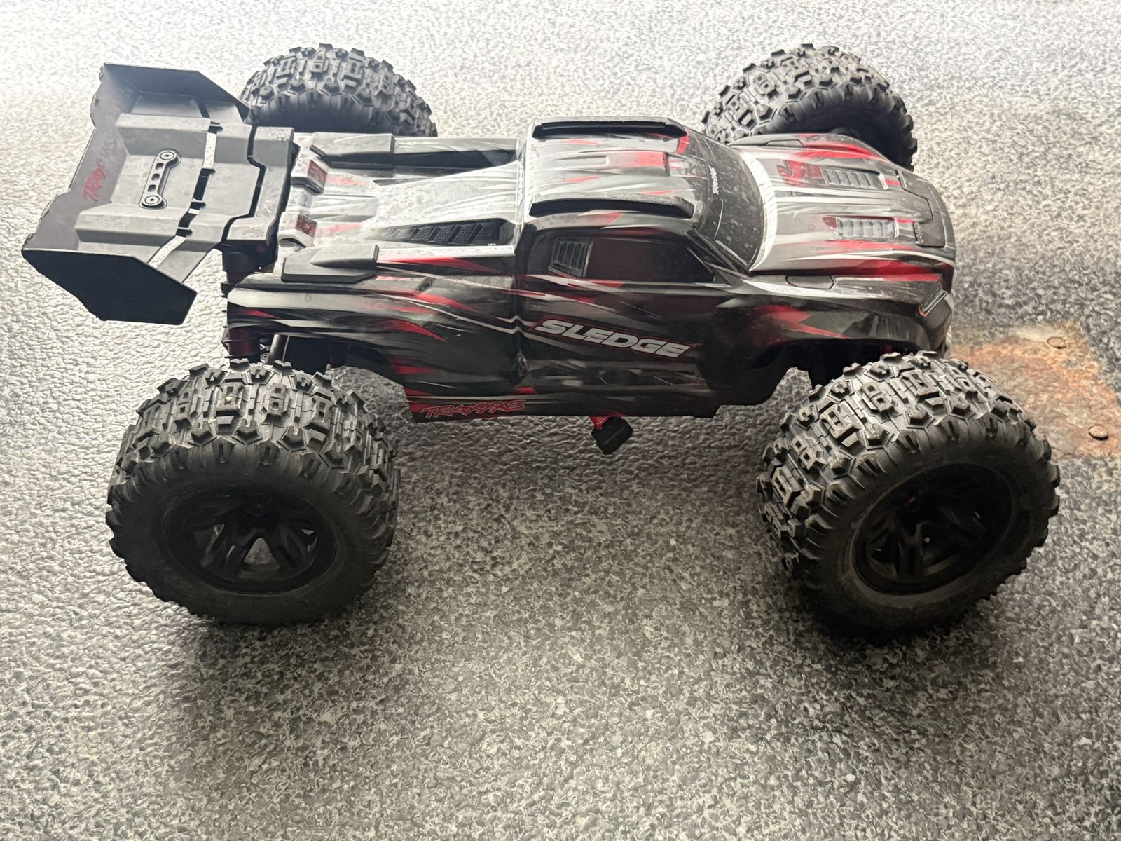 Traxxas Sledge RC Truck - only driven 2 times!