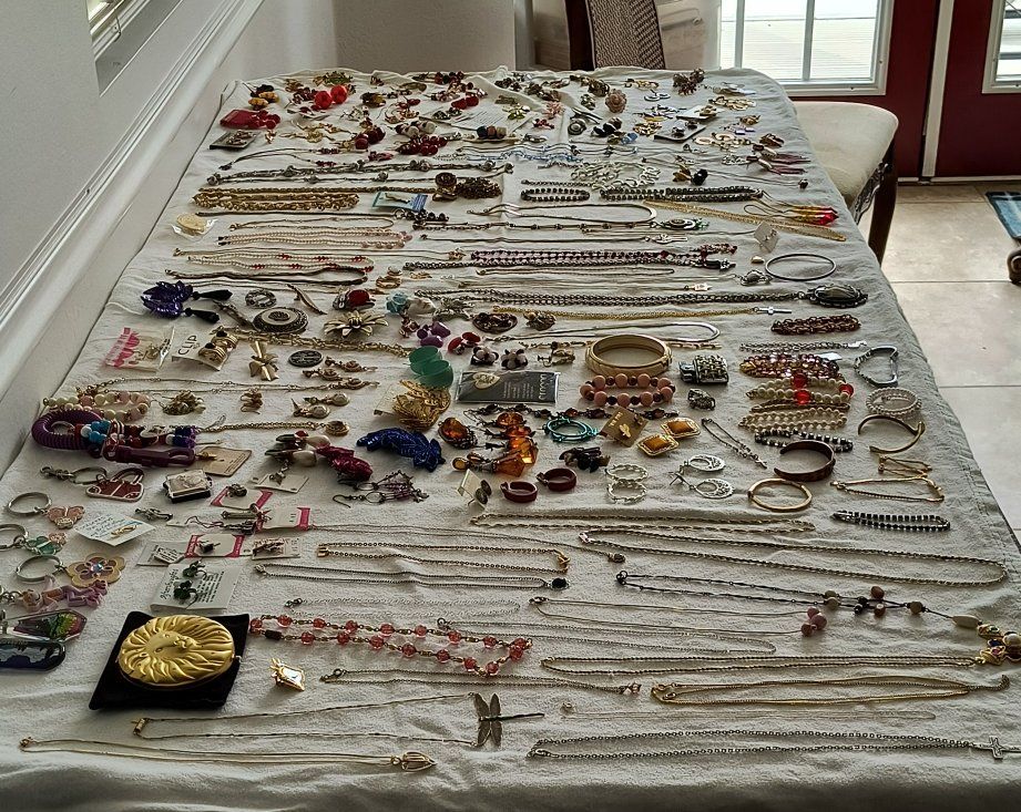 Large Lot Assorted Vintage & Modern Fashion Jewelry Necklaces Earrings Watches Bracelets Brooches Pins