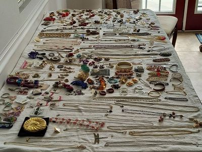 Large Lot Assorted Vintage & Modern Fashion Jewelry Necklaces Earrings Watches Bracelets Brooches Pins