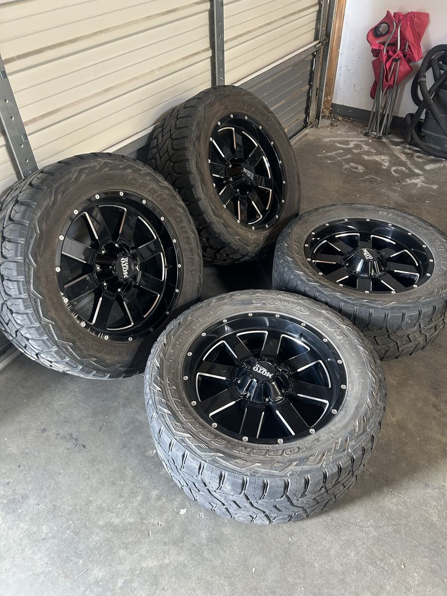 Moto Metal 20x9 8x180 Wheels & 33x12.50R20 Tires – Toyo Open Country R/Ts