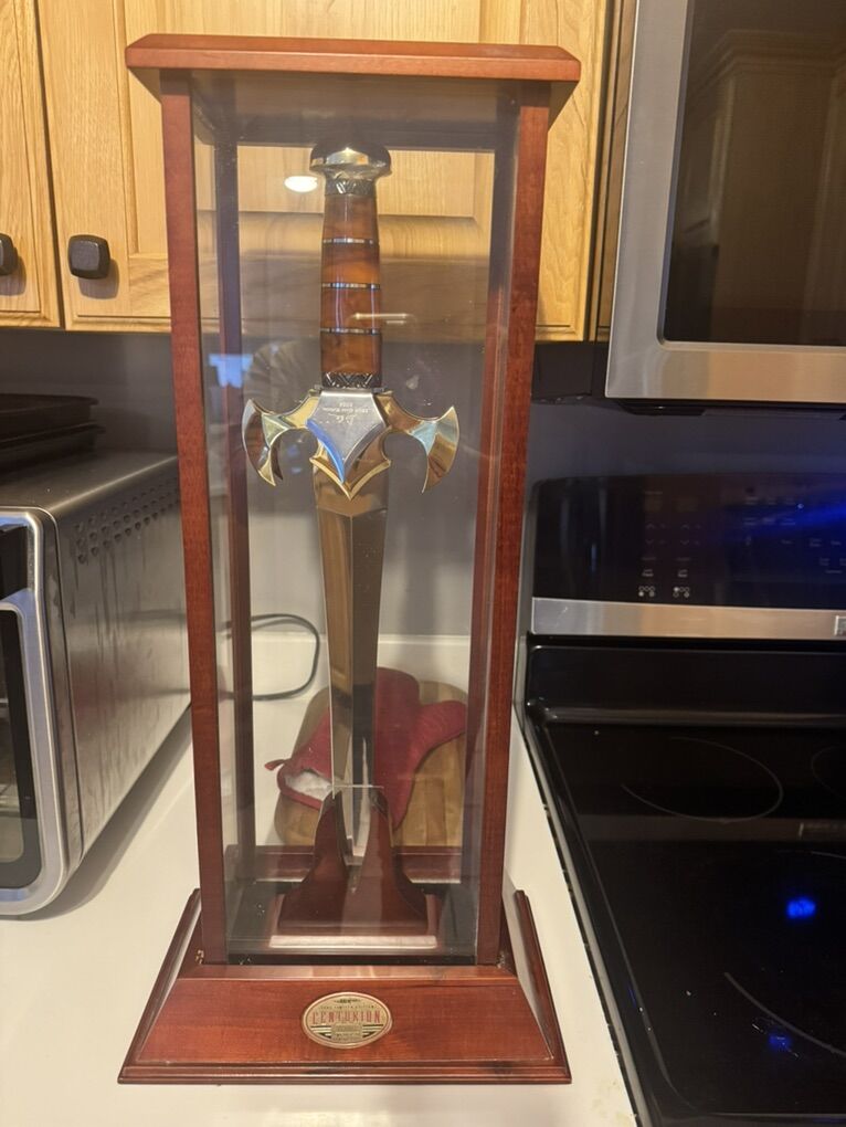 Collectible Display Hibben Limited Series with Woo