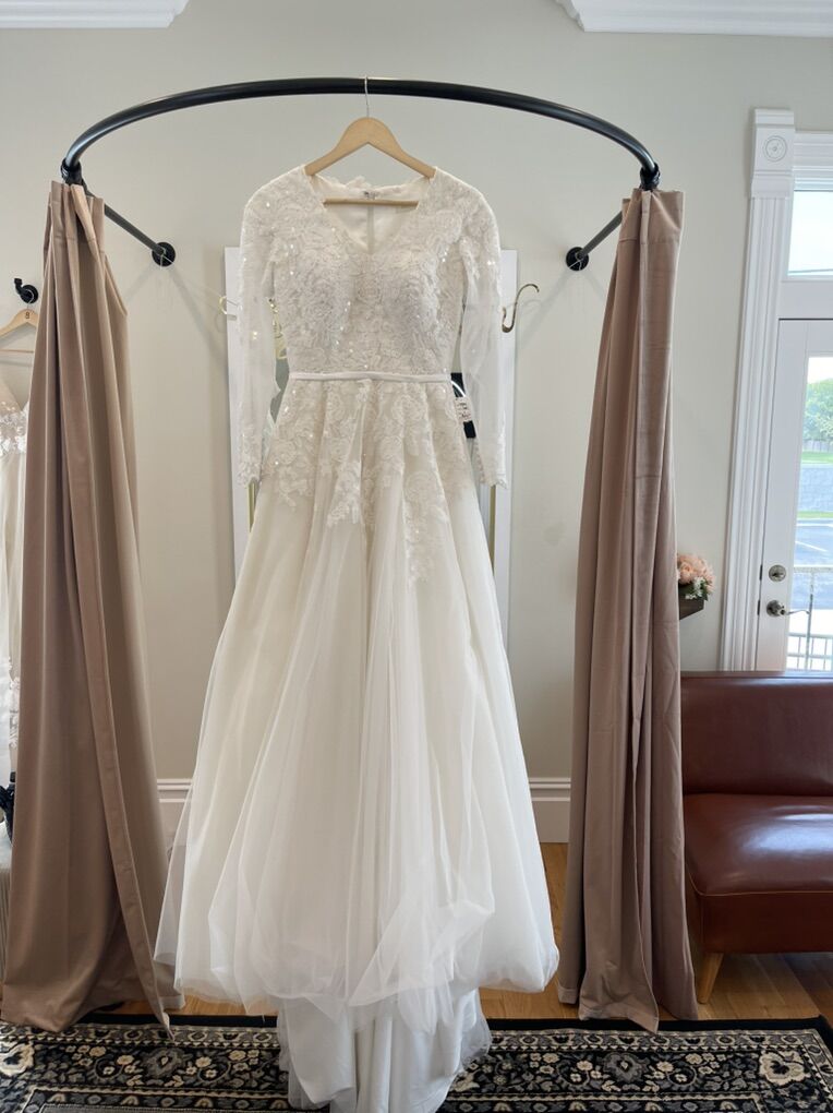 WEDDING DRESS SAMPLE SALE MANY SIZES