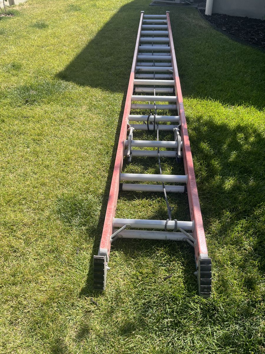 28 foot Fiberglass extension ladder Capacity Type IA