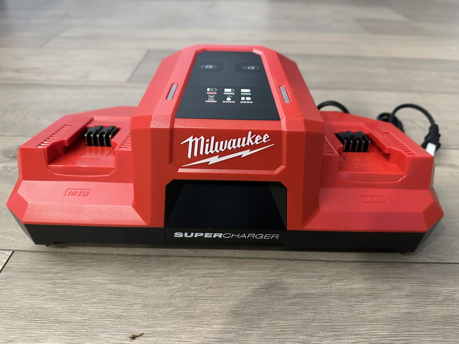 Milwaukee Dual Super Charger M18