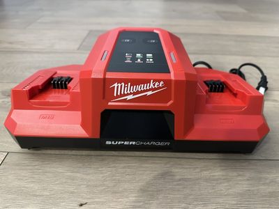 Milwaukee Dual Super Charger M18