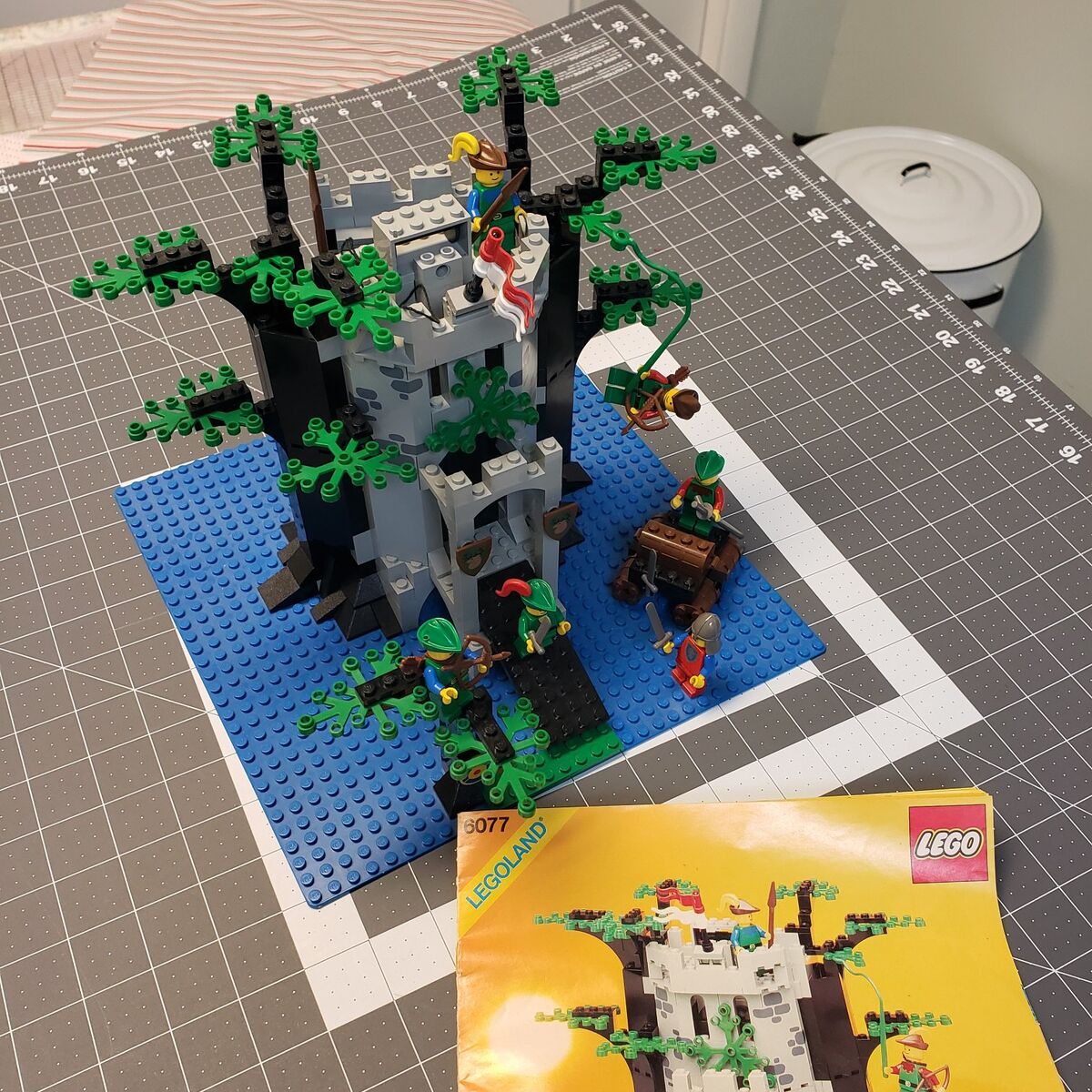 Vintage 1989 Lego 6077 Forestmen's River Fortress