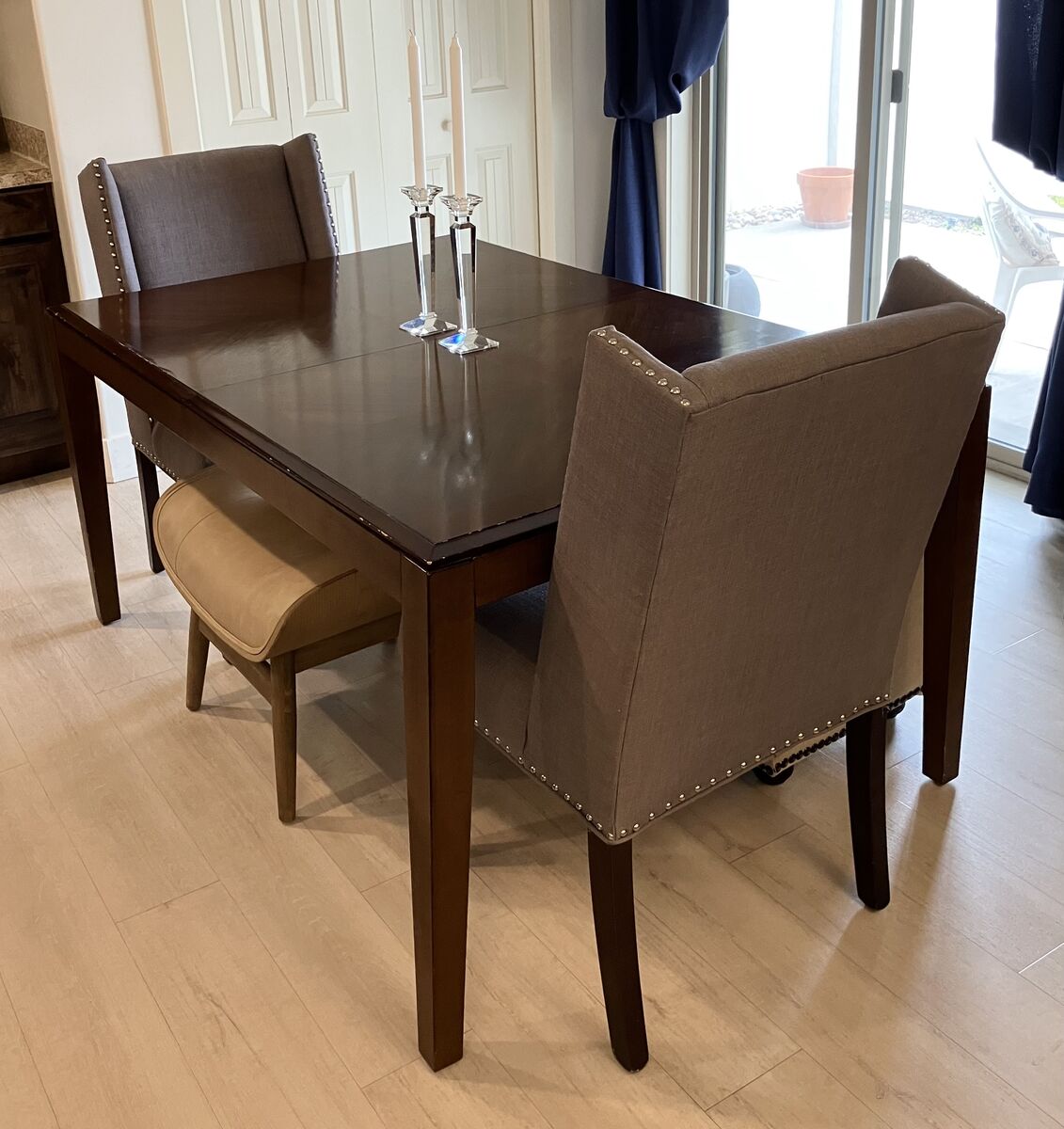 Amazing Dining Table (expandable) & 2 Chairs plus 2 stools! Great condition!