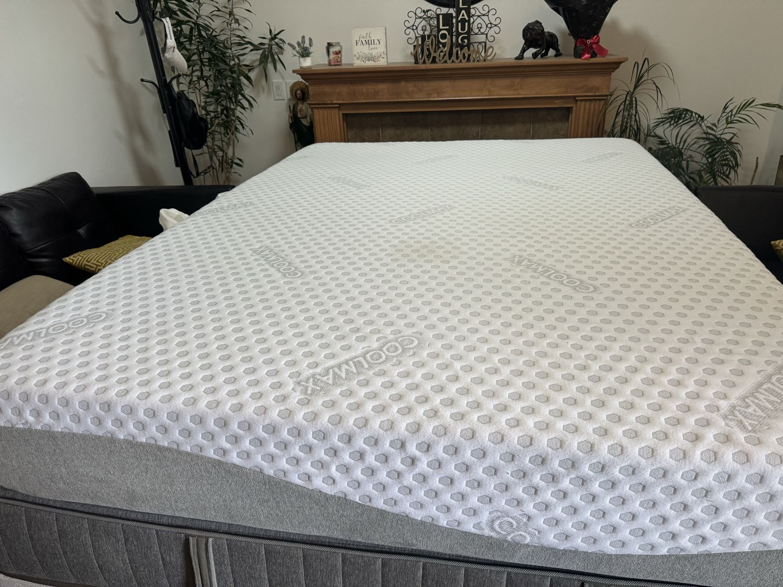 Coolmax White Memory Foam Mattress like new clean $85 queen size