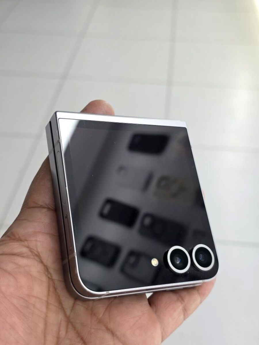 Samsung Galaxy Z Flip6 256GB Unlocked ( Like new - Not refurbhished )