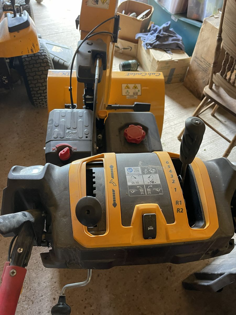 Cub Cadet Snow Blower 3 stage 357 cc electric start cast iron sleeve