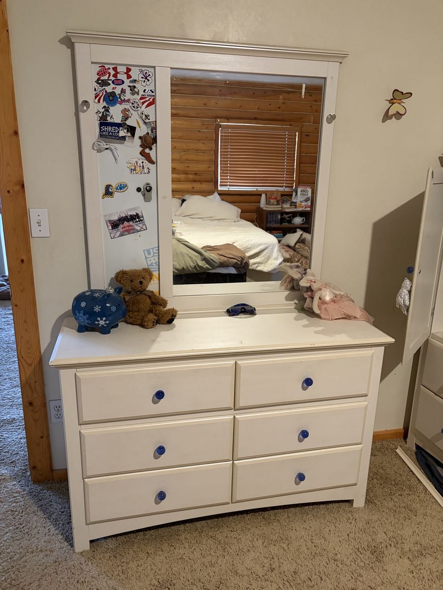 Bedroom Set: Dresser w/mirror, Hutch, NightTable