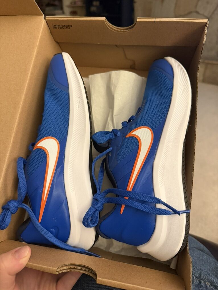 NIB Nike Star Runner Size 5 Youth