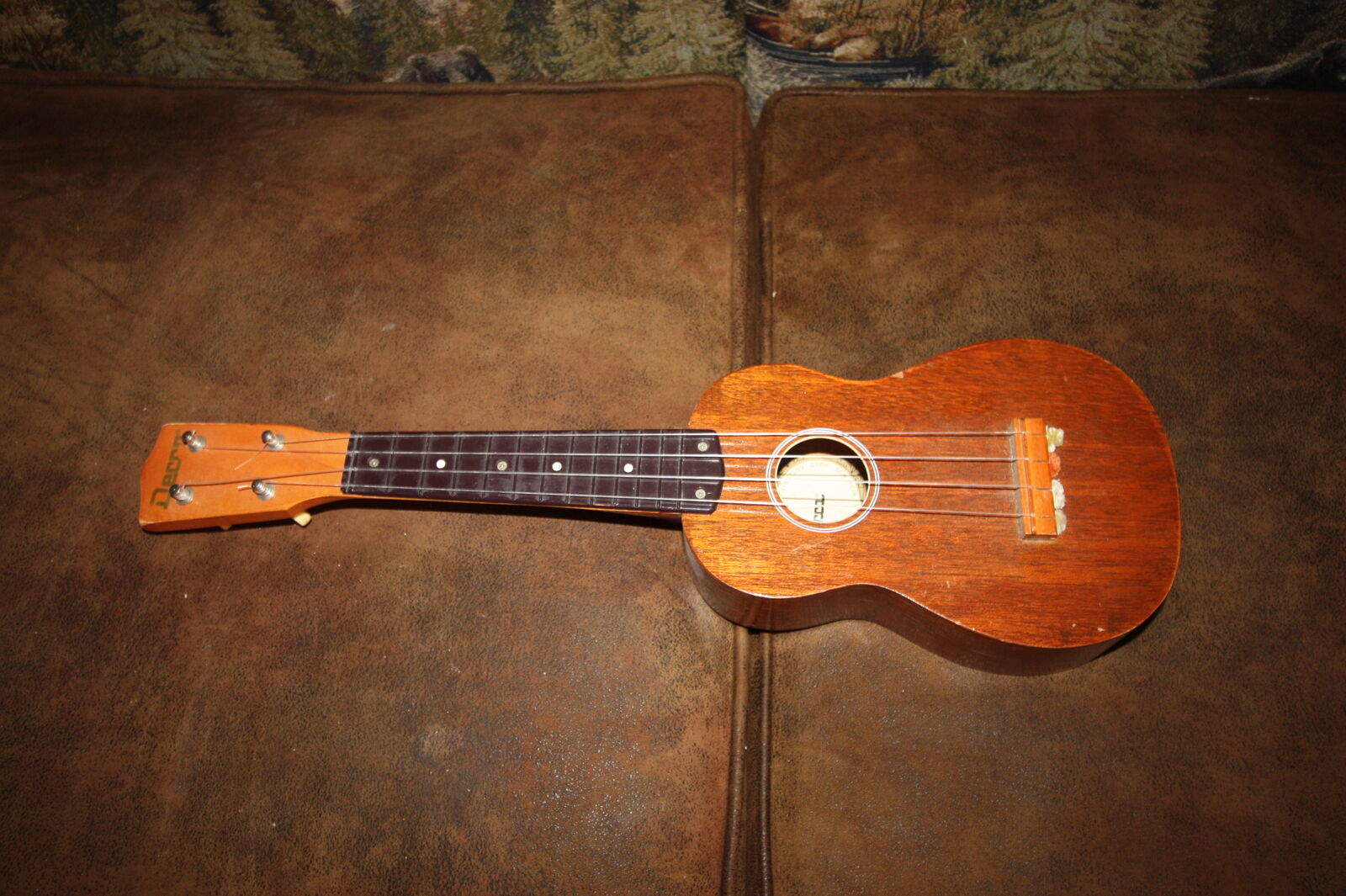 DECCA SOPRANO UKULELE. SOLID MAHOGANY TOP. MADE IN JAPAN. HIGH QUALITY. VERY GOOD CONDITION