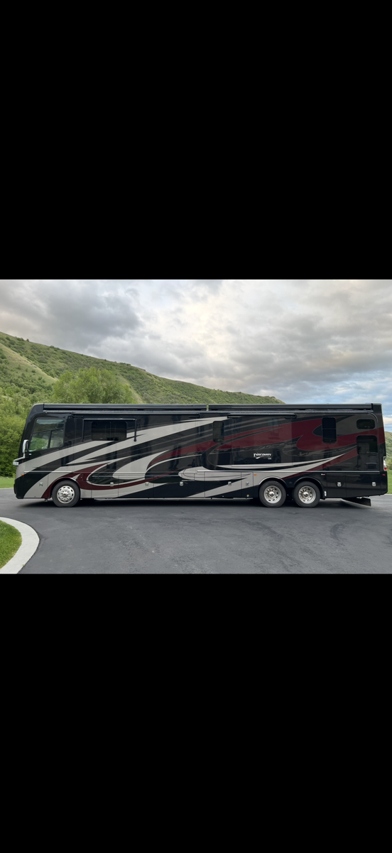 2019 Fleetwood Discovery LXE 44B