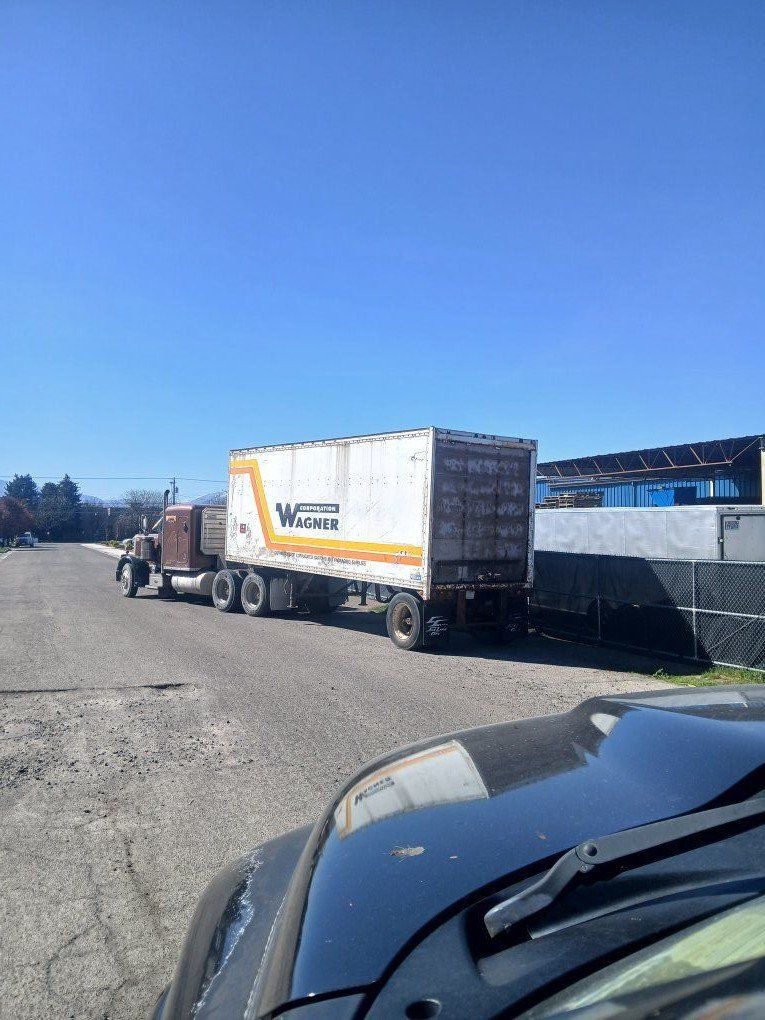 28' dry box trailer.