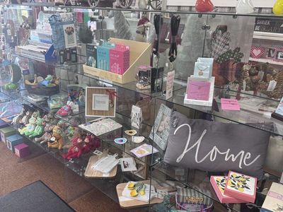Retail glass shelving