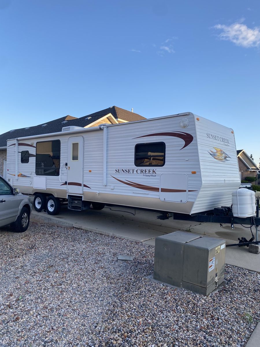 34' 2011 Sunset Creek Trailer By Sunnybrook