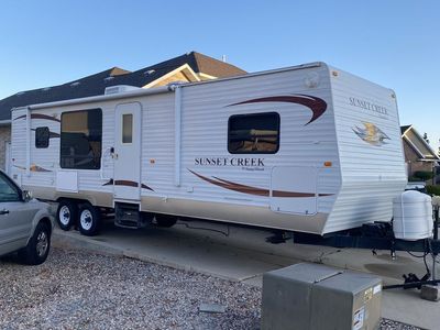 34' 2011 Sunset Creek Trailer By Sunnybrook