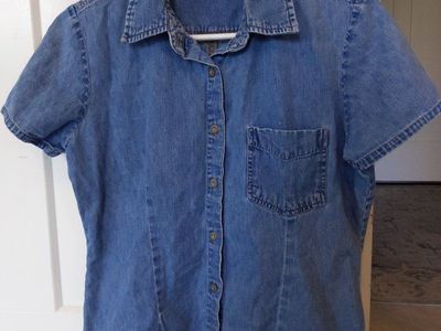 Vintage 90s Women's Denim Short Sleeve Shirt - Size M, 100% Cotton