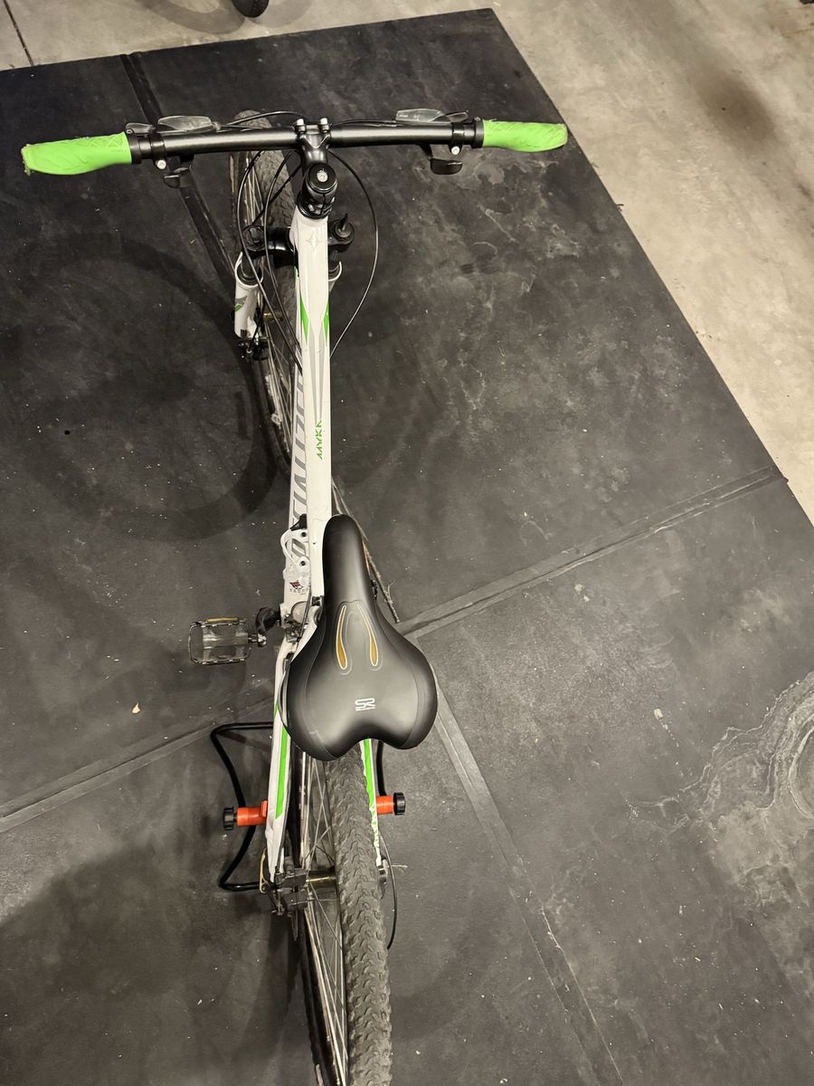 Specialized Myka 29” tire Mountain Bike - White/Green Hardtail S