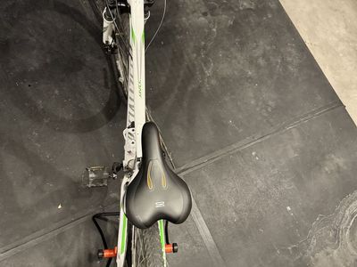 Specialized Myka 29” tire Mountain Bike - White/Green Hardtail S