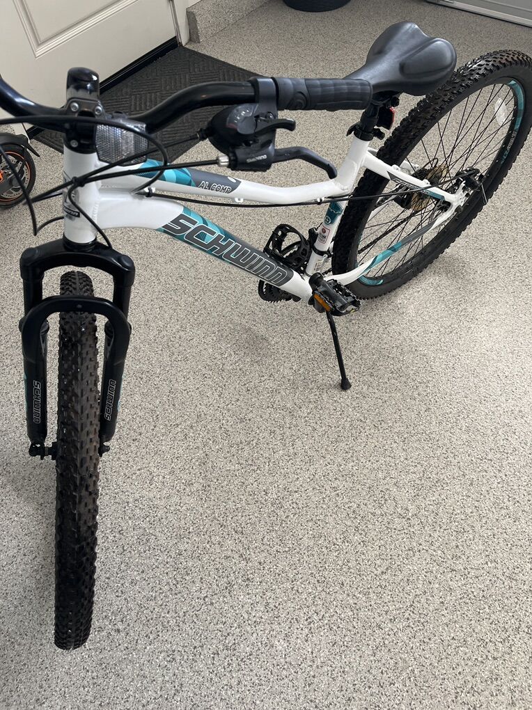 Womens 27.5 Schwinn Mountain Bike