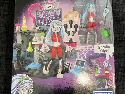 Mega Bloks Monster High Creeperific Lab Ghoulia Yelps 86 Pcs Set