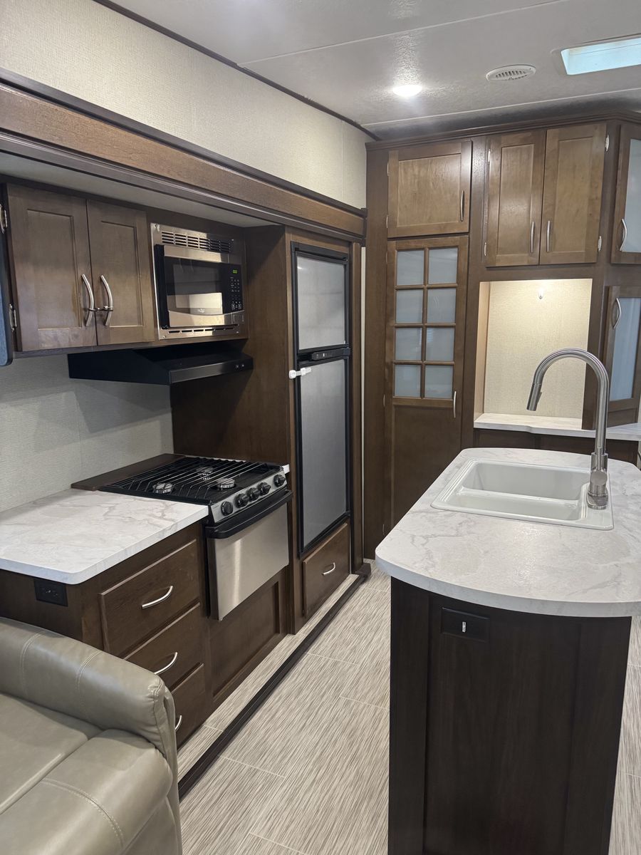 Fifth Wheel travel trailer