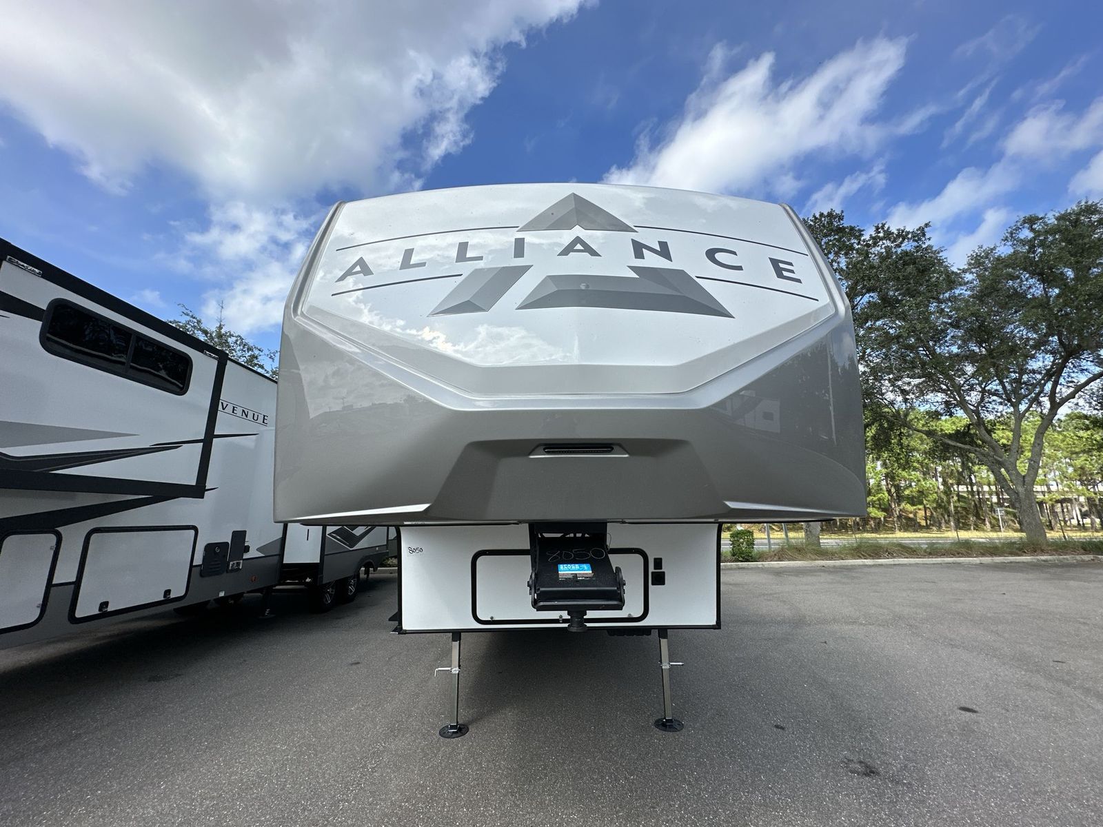 2027 Alliance RV Avenue 32RLS