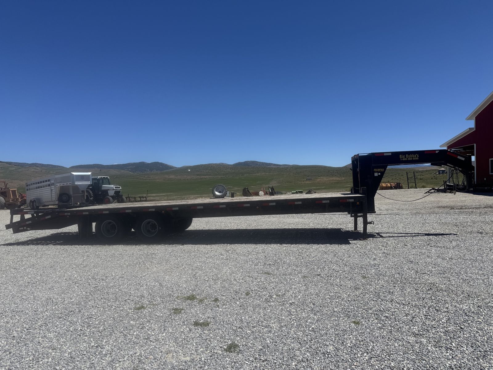 2019 30’ Gooseneck flatbed dovetail & ramps